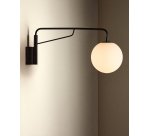 Applique murale Eilo en acier noir et boule en verre dépoli