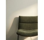 Sessel Asen aus grünem Samtstoff und schwarzen Stahlbeinen.