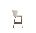 Tabouret Ciselia en chenille épaisse beige et pieds en bois de frêne avec finition ton noyer 65 cm