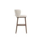 Tabouret Ciselia en chenille épaisse beige et pieds en bois de frêne avec finition ton noyer 75 cm