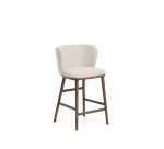 Tabouret Ciselia en chenille épaisse beige et pieds en bois de frêne avec finition ton noyer 65 cm