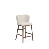 Tabouret Ciselia en chenille épaisse beige et pieds en bois de frêne avec finition ton noyer FSC Mix Credit 65 cm