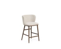 Tabouret Ciselia en chenille épaisse beige et pieds en bois de frêne avec finition ton noyer FSC Mix Credit 65 cm
