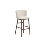 Tabouret Ciselia en chenille épaisse beige et pieds en bois de frêne avec finition ton noyer 75 cm