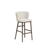 Tabouret Ciselia en chenille épaisse beige et pieds en bois de frêne avec finition ton noyer FSC Mix Credit 75 cm
