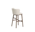 Tabouret Ciselia en chenille épaisse beige et pieds en bois de frêne avec finition ton noyer 75 cm