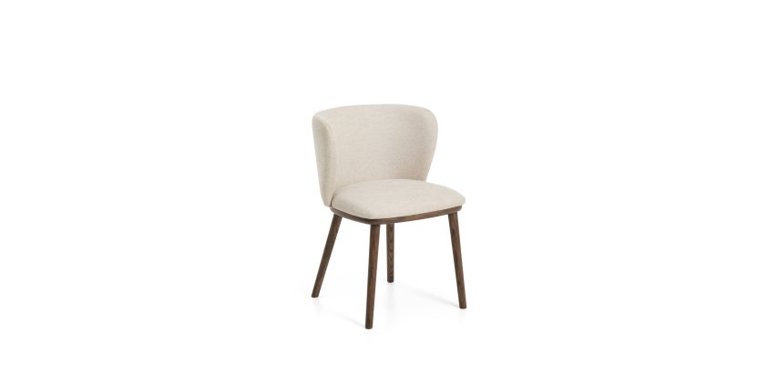 Chaise Ciselia en chenille épaisse beige et pieds en bois de frêne avec finition ton noyer
