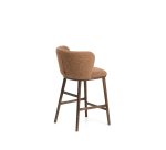 Sgabello Ciselia in ciniglia spessa terracotta e gambe in legno massiccio di frassino con finitura noce FSC Mix Credit 65 cm