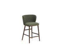 Tabouret Ciselia en chenille épaisse vert foncé et pieds en bois de frêne avec finition ton noyer 65 cm
