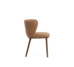 Chaise Ciselia en chenille épaisse terracotta et pieds en bois de frêne avec finition ton noyer