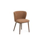 Chaise Ciselia en chenille épaisse terracotta et pieds en bois de frêne avec finition ton noyer