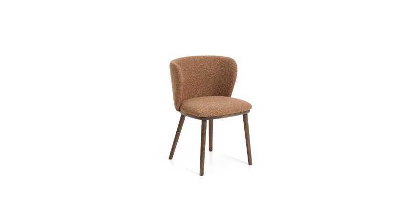 Chaise Ciselia en chenille épaisse terracotta et pieds en bois de frêne avec finition ton noyer