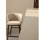 Tabouret Ciselia en chenille épaisse beige et pieds en bois de frêne avec finition ton noyer 65 cm