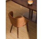 Chaise Ciselia en chenille épaisse terracotta et pieds en bois de frêne avec finition ton noyer