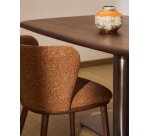 Chaise Ciselia en chenille épaisse terracotta et pieds en bois de frêne avec finition ton noyer