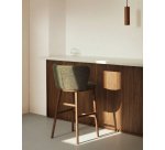 Tabouret Ciselia en chenille épaisse vert foncé et pieds en bois de frêne avec finition ton noyer FSC Mix Credit 65 cm