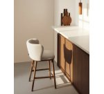 Tabouret Ciselia en chenille épaisse beige et pieds en bois de frêne avec finition ton noyer 65 cm