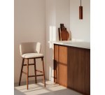 Tabouret Ciselia en chenille épaisse beige et pieds en bois de frêne avec finition ton noyer 75 cm