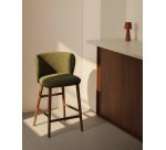 Tabouret Ciselia en chenille épaisse vert foncé et pieds en bois de frêne avec finition ton noyer FSC Mix Credit 75 cm
