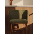 Tabouret Ciselia en chenille épaisse vert foncé et pieds en bois de frêne avec finition ton noyer FSC Mix Credit 75 cm