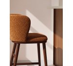 Sgabello Ciselia in ciniglia spessa terracotta e gambe in legno massiccio di frassino con finitura noce FSC Mix Credit 65 cm