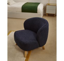 Fauteuil Ulit en tissu chenille bleu-gris et pieds en bois de hêtre finition naturelle.