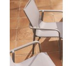 Chaise empilable d’extérieur Canea en textilène beige et aluminium taupe