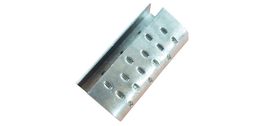 Chapes pour feuillards PP et PET semi-ouvertes renforcées