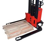 Gerbeur semi-électrique avec longerons encadrants hauteur d'élévation 2500 mm