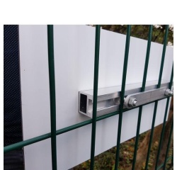 Plaque de fixation pour panneau sur grillage