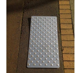 Dalle podotactile en aluminium grain de riz - 420 x 825 mm