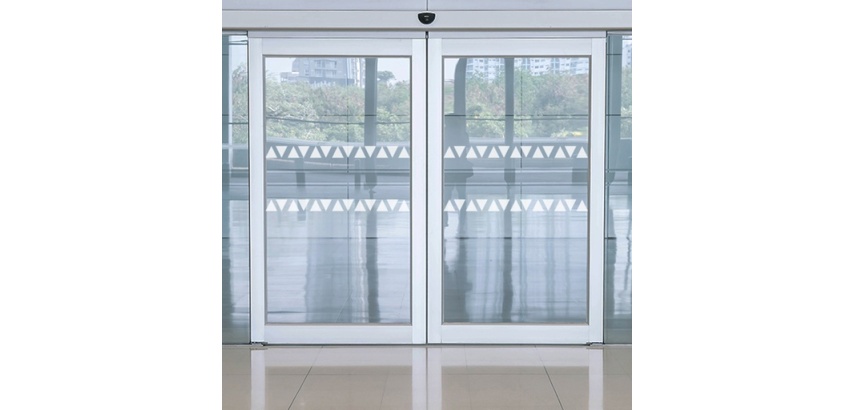 Vitrophanie - Bande signalisation triangles - Blanc - 10m