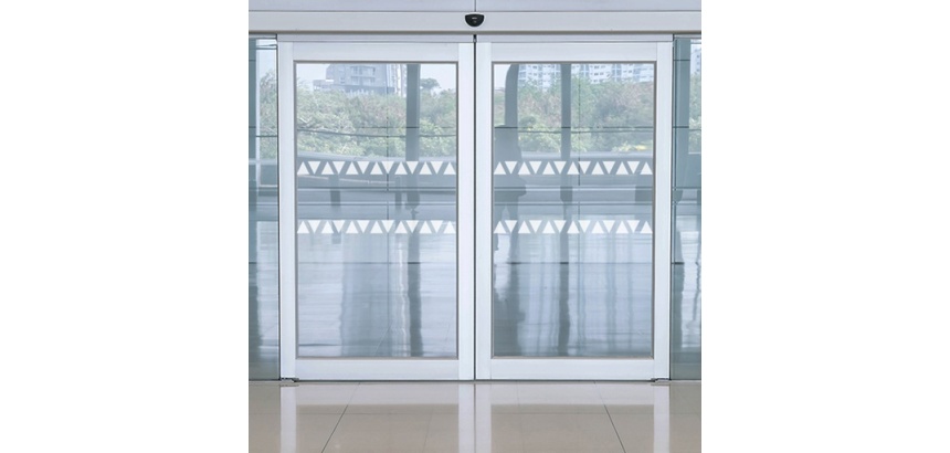 Vitrophanie - Bande signalisation triangles - Blanc - 10m