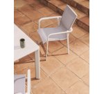 Chaise empilable d’extérieur Canea en textilène beige et aluminium écru