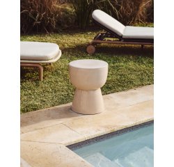 DE_Table auxiliaire d’extérieur Mesquida en céramique avec finition écrue dépolie Ø 36 cm