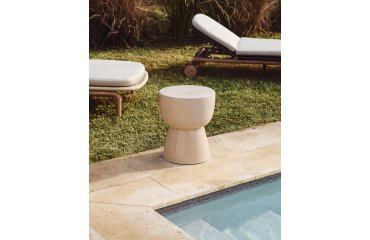 Table auxiliaire d’extérieur Mesquida en céramique avec finition écrue dépolie Ø 36 cm