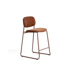 Tabouret empilable Meli en chenille terracotta et pieds en métal terracotta FSC Mix Credit 65 cm
