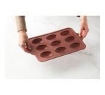 Plat / moule Point Virgule Moule pour 9 madeleines en silicone platine Vintage Maroon 37x23x2cm