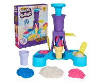 Kinetic Sand , Gelateria Colorata, Sabbia Cinetica Colorata, 396g di Sabbia Blu, Rosa e Bianca, 2 Coni Gelato Giocattolo, 2 Strumenti per Decorare, Giocattoli per Bambini e Bambine, 3+ Anni