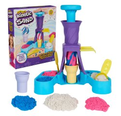 Kinetic Sand , Gelateria Colorata, Sabbia Cinetica Colorata, 396g di Sabbia Blu, Rosa e Bianca, 2 Coni Gelato Giocattolo, 2 Strumenti per Decorare, Giocattoli per Bambini e Bambine, 3+ Anni