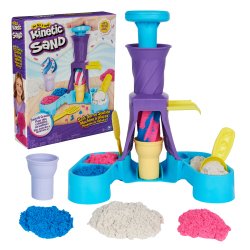 Kinetic Sand , Gelateria Colorata, Sabbia Cinetica Colorata, 396g di Sabbia Blu, Rosa e Bianca, 2 Coni Gelato Giocattolo, 2 Strumenti per Decorare, Giocattoli per Bambini e Bambine, 3+ Anni