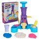 Kinetic Sand , Gelateria Colorata, Sabbia Cinetica Colorata, 396g di Sabbia Blu, Rosa e Bianca, 2 Coni Gelato Giocattolo, 2 Strumenti per Decorare, Giocattoli per Bambini e Bambine, 3+ Anni