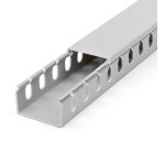 StarTech.com Chemin de Câbles PVC avec Couvercle - 38mm W x 25mm H - Longueur 2m - Slots Parallels 8mm, Goulotte Cache Câble Murale Câble Réseau PVC, max. 20 câbles, Homologué UL