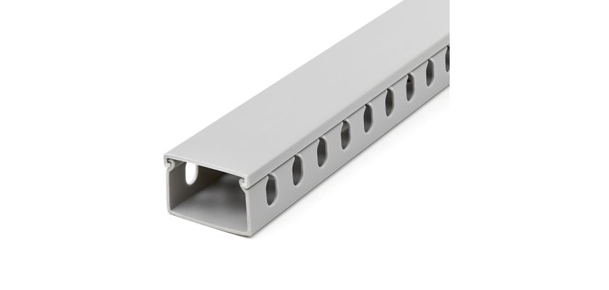 StarTech.com Chemin de Câbles PVC avec Couvercle - 38mm W x 25mm H - Longueur 2m - Slots Parallels 8mm, Goulotte Cache Câble Murale Câble Réseau PVC, max. 20 câbles, Homologué UL