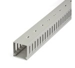 StarTech.com Chemin de Câbles PVC avec Couvercle - 50mm W x 50mm H - Longueur 2m - Slots Parallels 8mm, Goulotte Cache Câble Murale Câble Réseau PVC, max. 20 câbles, Homologué UL