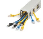 StarTech.com Chemin de Câbles PVC avec Couvercle - 50mm W x 50mm H - Longueur 2m - Slots Parallels 8mm, Goulotte Cache Câble Murale Câble Réseau PVC, max. 20 câbles, Homologué UL
