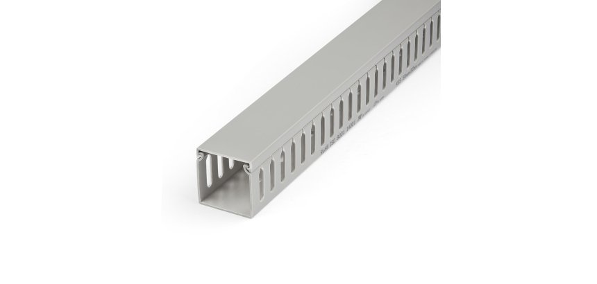 StarTech.com Chemin de Câbles PVC avec Couvercle - 50mm W x 50mm H - Longueur 2m - Slots Parallels 8mm, Goulotte Cache Câble Murale Câble Réseau PVC, max. 20 câbles, Homologué UL