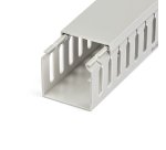 StarTech.com Chemin de Câbles PVC avec Couvercle - 50mm W x 50mm H - Longueur 2m - Slots Parallels 8mm, Goulotte Cache Câble Murale Câble Réseau PVC, max. 20 câbles, Homologué UL