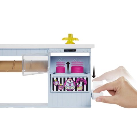 Barbie Pasticceria - Playset con Bambola e Postazione da Pasticceria - Bambola da 30 cm - Oltre 20 Accessori per Dolci - Regalo per Bambini da 3+ Anni