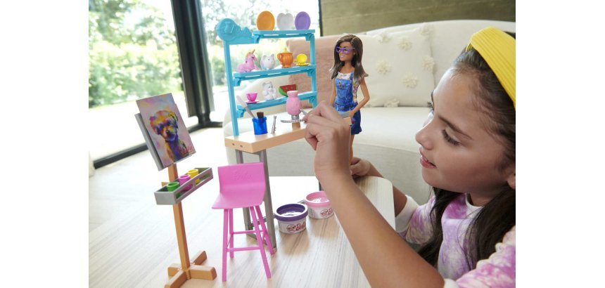 Barbie Relax and Create Atelier - Playset con Bambola e Plastilina per Vasi e Pittura - 25+ Accessori - Alta 29 cm - Regalo per Bambini 3-7 Anni